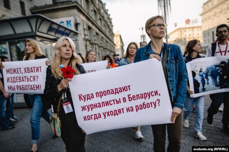 Марина Золотова (справа) во время акции солидарности с журналистами. Беларусь, Минск, 3 сентября 2020 года