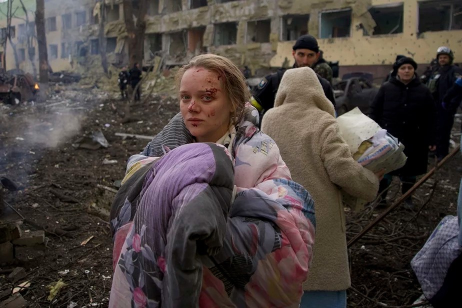 Мар’яна Вышамірская каля разбомбленай радзільні ў Марыупалі. Фота: Мсціслаў Чарноў, AP Photo