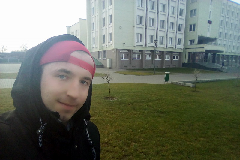 Мікіта Пастухоў побач з райвыканкамам https://baj.media/sites/default/files/event/preview/5_0.jpg