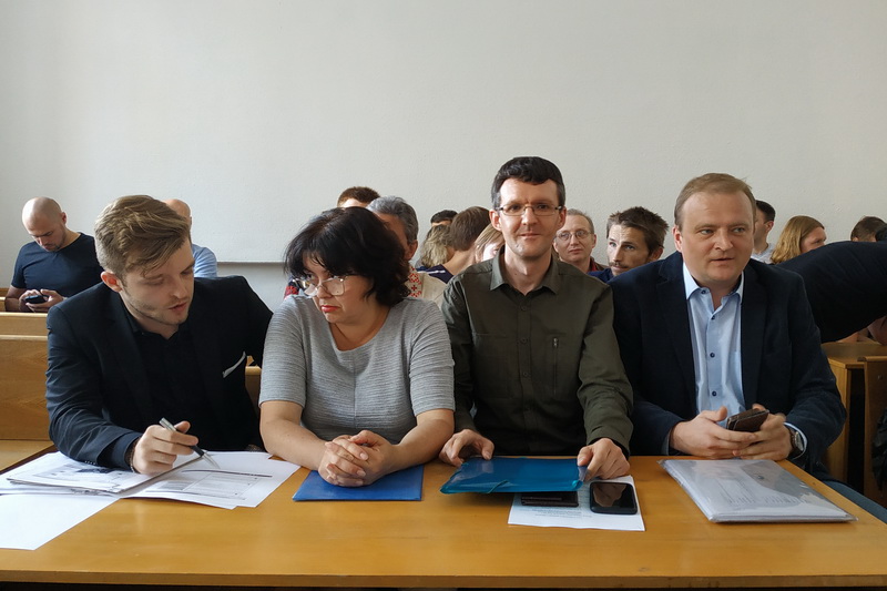 Адвакат Арцём Калоша, галоўная рэдактарка «Новага часу» Аксана Колб, журналіст Дзяніс Івашын і юрыст БАЖ Алег Агееў у зале суда. Фота – Валерыя Уласік / Белсат https://baj.media/sites/default/files/event/preview/img_20180910_142953.jpg