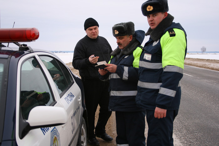 Супрацоўнікі ДАІ спынілі аўто актывістаў СПБ, якія ехалі абараняць “Дом польскі” ў Івянцы, 2010 г. Супрацоўнікі ДАІ спынілі аўто актывістаў СПБ, якія ехалі абараняць “Дом польскі” ў Івянцы, 2010 г.