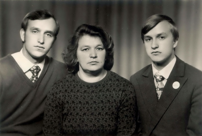 З мамай і братам. На лацкане – значак, атрыманы з рук Дзюка Элінгтана на канцэрце ў Мінску