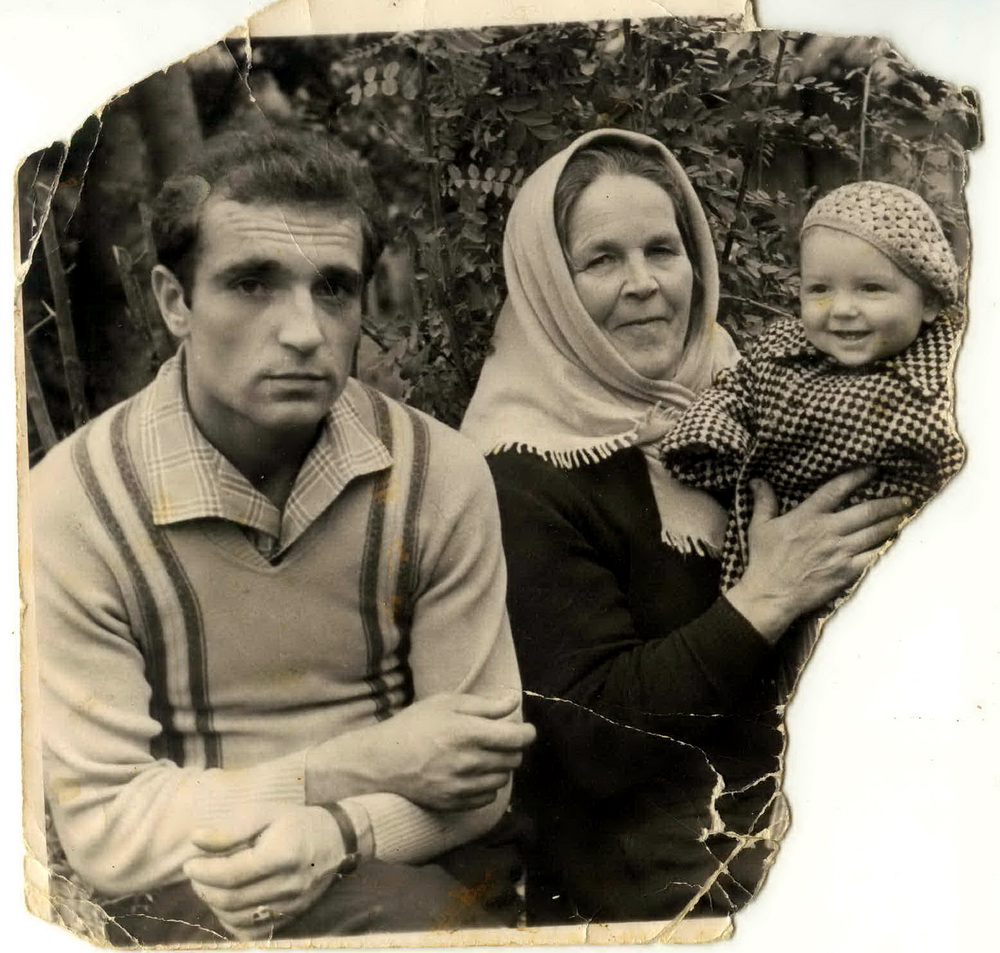 Тата Леанід Вікеньцевіч і бабуля Яня з малым Сашам. 1960-я гады