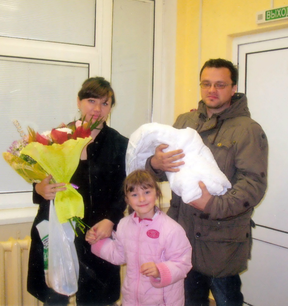 У радзільні, з сынам Пятром Янушам на руках. 2008 год