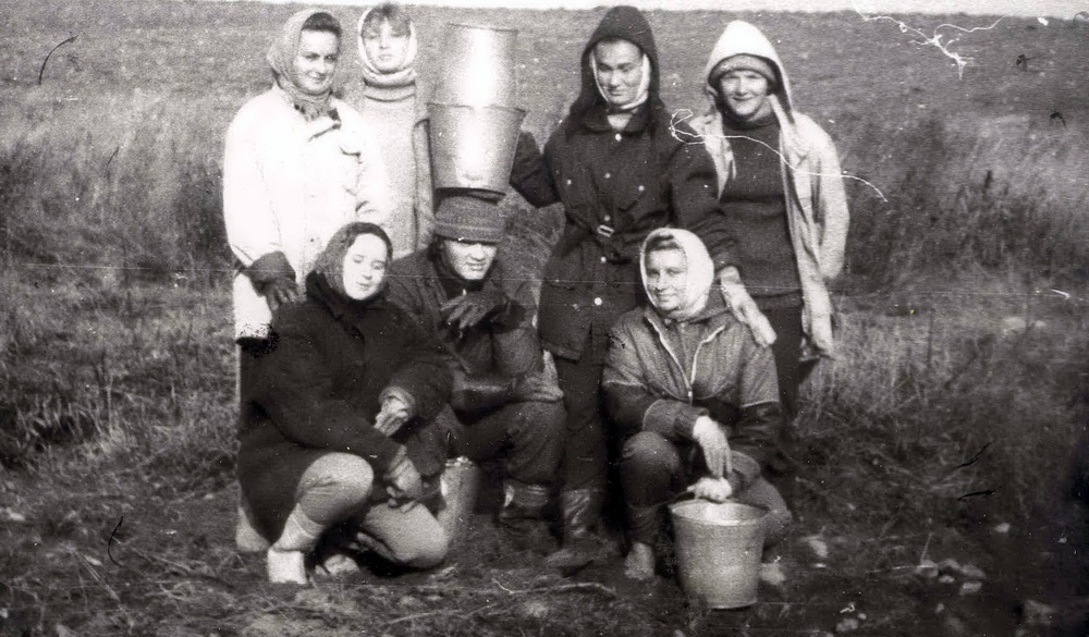 Валерка (сядзіць у цэнтры) – на бульбе ў вёсцы Сінія Горы Смалявіцкага раёна. Верасень 1990-га года