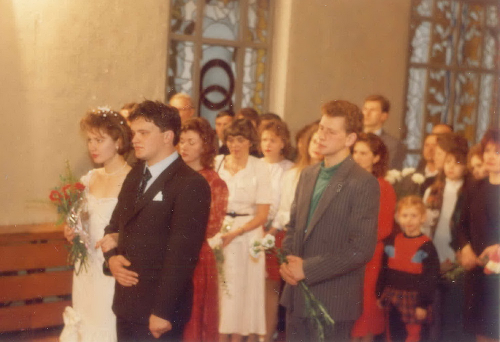 Вяселле. З белымі кветкамі – Юрась Бушлякоў. 1993 год
