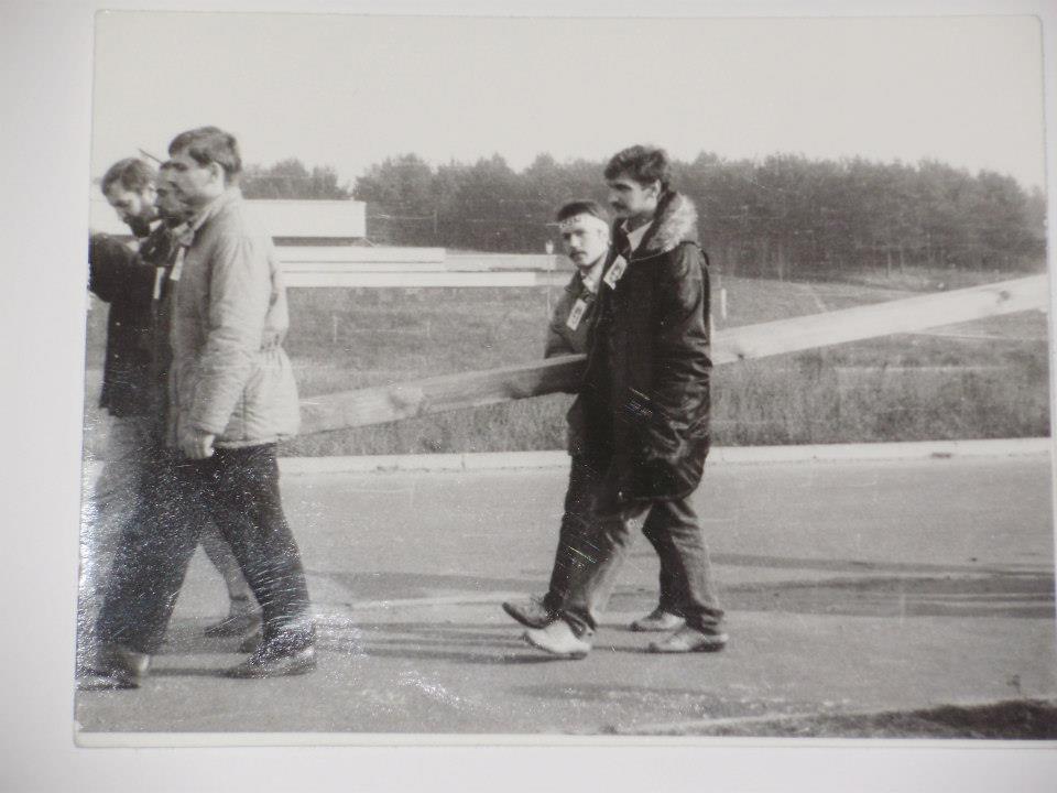 Курапаты-1989. Віталь Цыганкоў (справа) нясе крыж з Алесем Філіповічам. Здымак з фэйсбуку Алеся Філіповіча