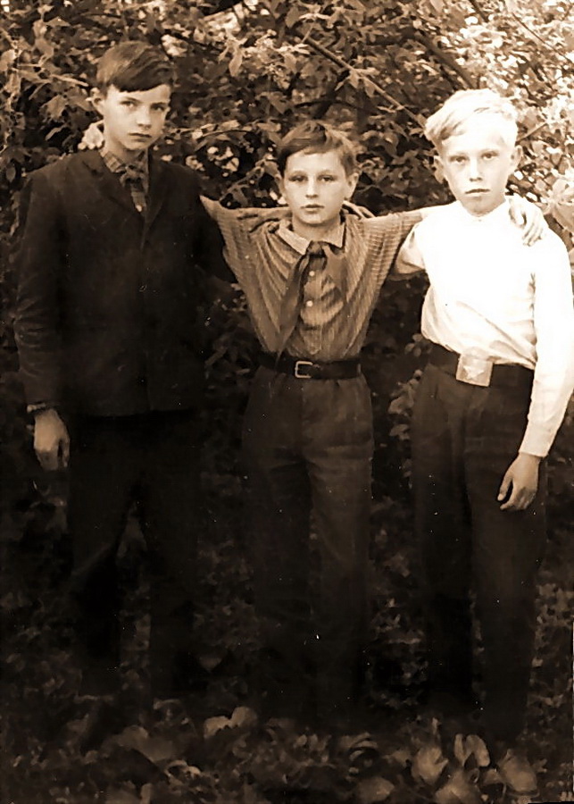 З аднакласнікамі (пасярэдзіне), 1972 год