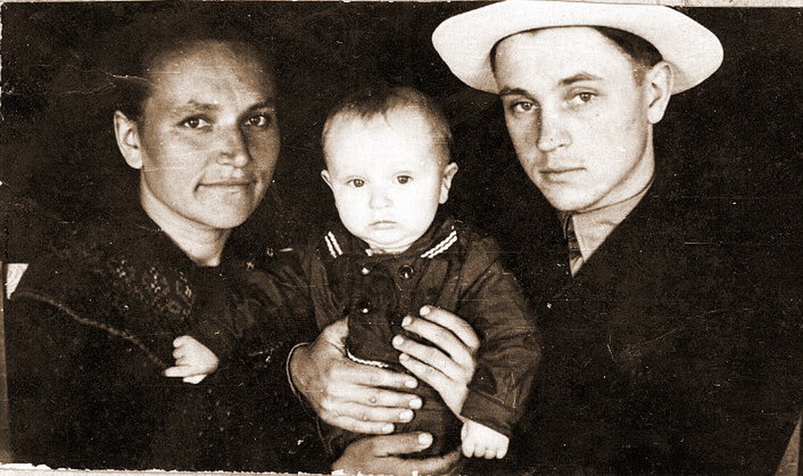 З бацькамі, красавік 1959 года