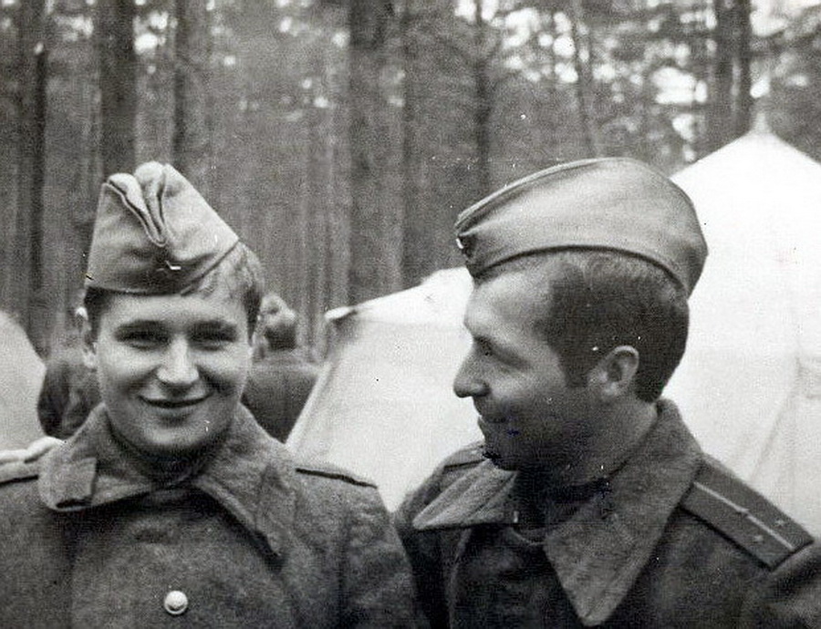 На зборах (злева), 1980 год