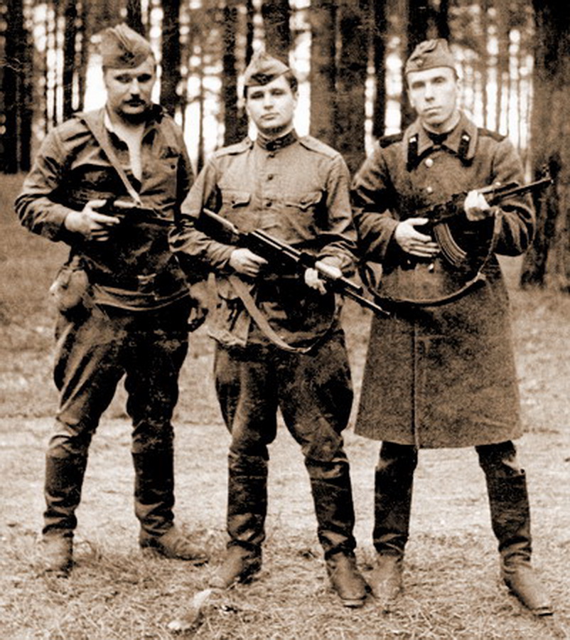 На зборах (пасярэдзіне). Абуз-Лясноўскі палігон, 1980 год