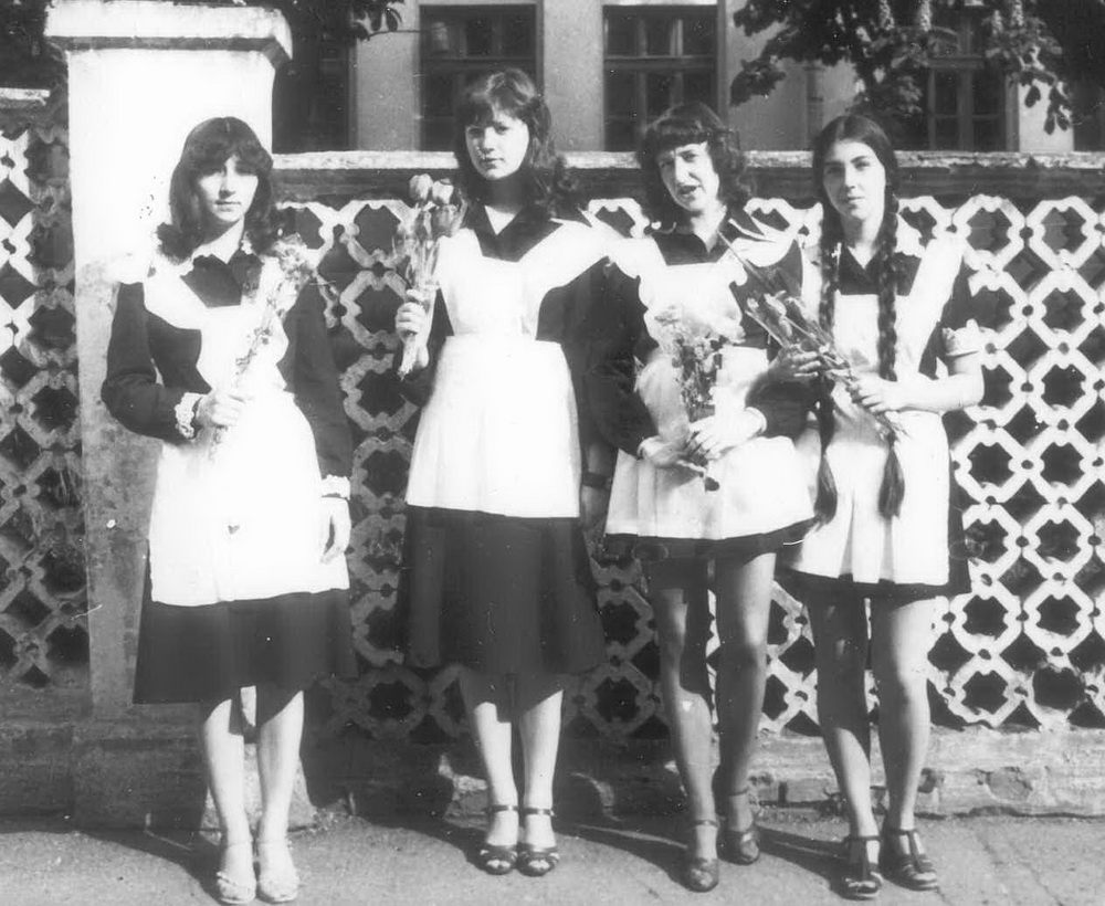 Выпускны ў школе. Юлія Слуцкая – крайняя справа