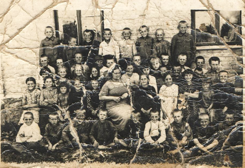 Фота з сямейнага архіву. Вучні вясковай школы ў Філіпанах (Астравецкі раён). У другім шэрагу крайняя злева - бабуля Вітаўта Алеся. Прыкладна 1934-1936 гг.