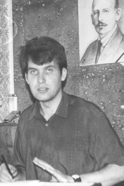 У рэдакцыі "Пагоні". За спінай партрэт Антона Луцкевіча, намаляваны Алесем Суравым