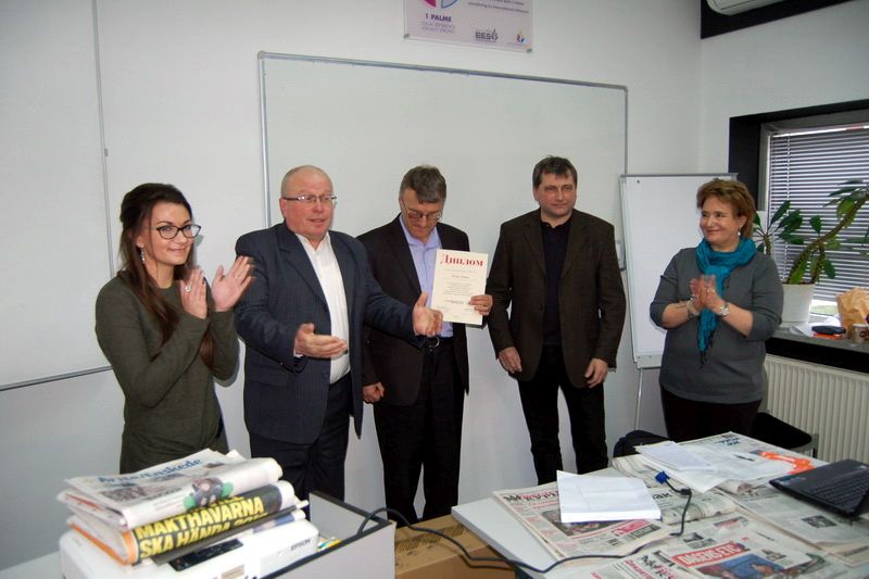Прадстаўнікі "Рэгіянальнай газеты" атрымліваюць дыплом