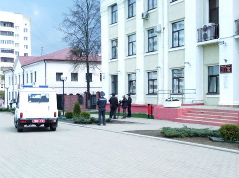 На фото видно, как милиционеры разговаривают с Жуковским. Фото Елены Маслюковой, spring96.org.