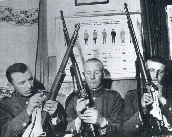 Польскія памежнікі ў Коласава. Здымак Джона Філіпса