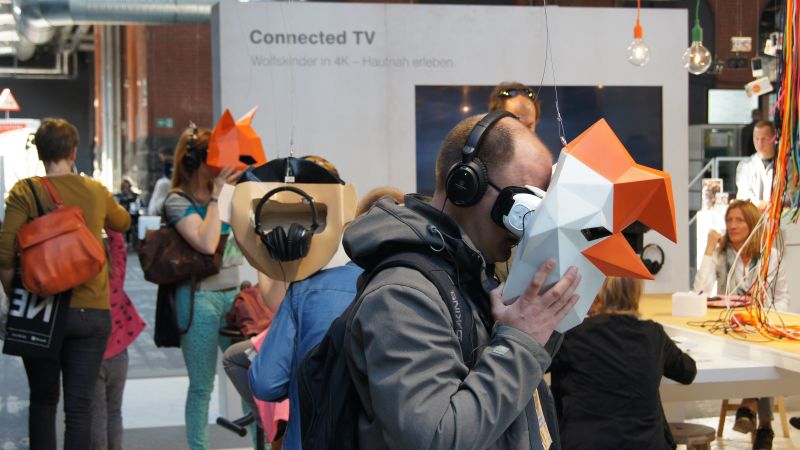 Connected TV прэзентуе тэхналогію, якая дазваляе гледачу цалам перанесціся ў віртуальны свет: карцінка і гук існуюць з усіх бакоў, куды б ні павярнуўся.