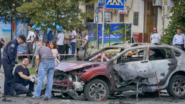 Машина, в которой находился Павел Шеремет, взорвалась в 7:45 утра по киевскому времени. Фото AP