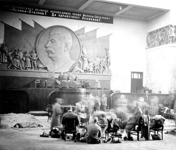 Жаўнеры вермахта ў залі паседжанняў Дома ўраду, червень 1941 года