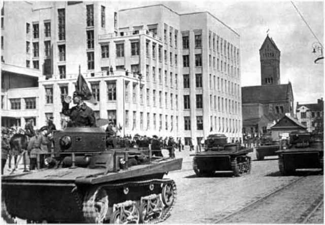 Вайсковы парад у Мінску каля дома ўрада. Сярэдзіна 1930-х