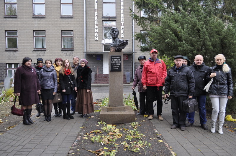 Каля помніка журналісту і пісьменніку Міколу Калінковічу
