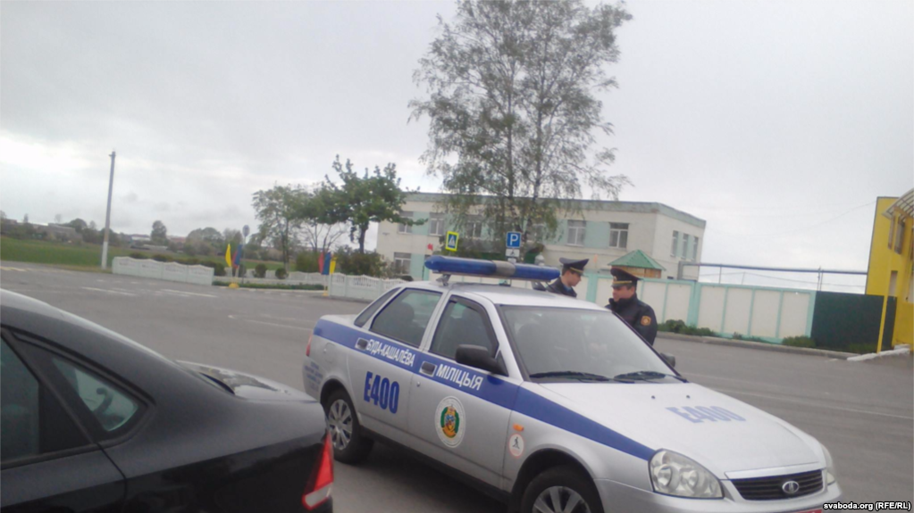 Міліцыя блякуе аўтамабіль Жукоўскага Міліцыя блякуе аўтамабіль Жукоўскага