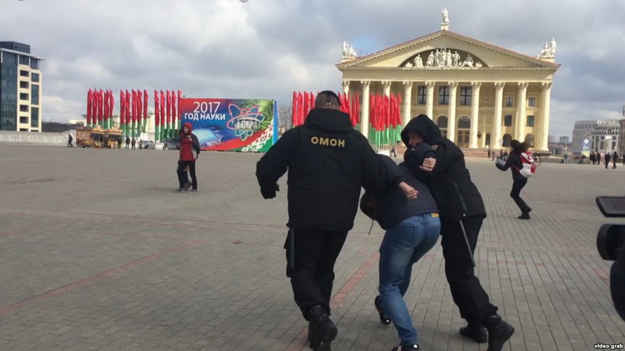 Ілюстрацыйнае фота. Менскі АМАП арыштоўвае ўдзельніка пратэсту на Кастрычніцкай плошчы. 26 сакавіка 2017 году Ілюстрацыйнае фота. Менскі АМАП арыштоўвае ўдзельніка пратэсту на Кастрычніцкай плошчы. 26 сакавіка 2017 году