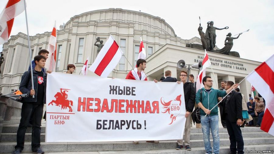 Мітынг каля тэатру опэры і балету, архіўнае фота Мітынг каля тэатру опэры і балету, архіўнае фота