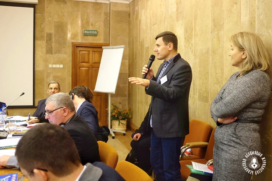 Аляксандр Буракоў прамаўляе падчас канферэнцыі па фрыланс-журналістыцы