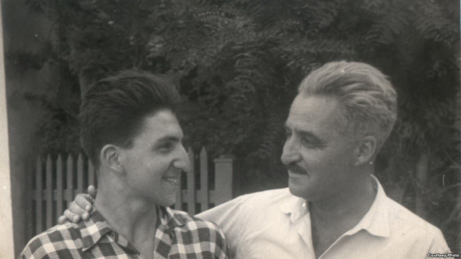 Алексей Симонов с отцом на даче в Гульрипши. 1954 год Алексей Симонов с отцом на даче в Гульрипши. 1954 год