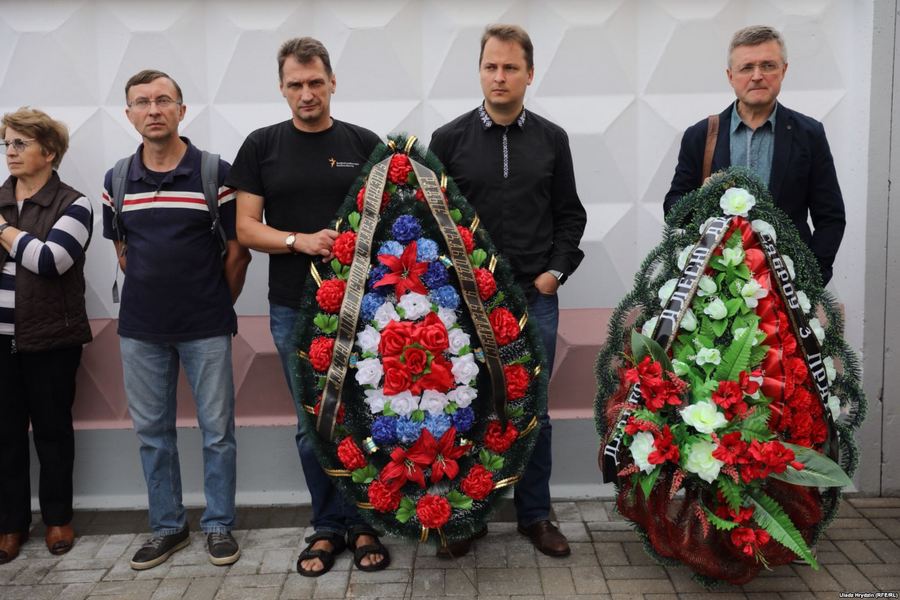 Прощальный венок от Радио Свобода. Журналисты (в центре) Виталий Цыганков, Франак Вечёрко, Сергей Абламейко (справа)