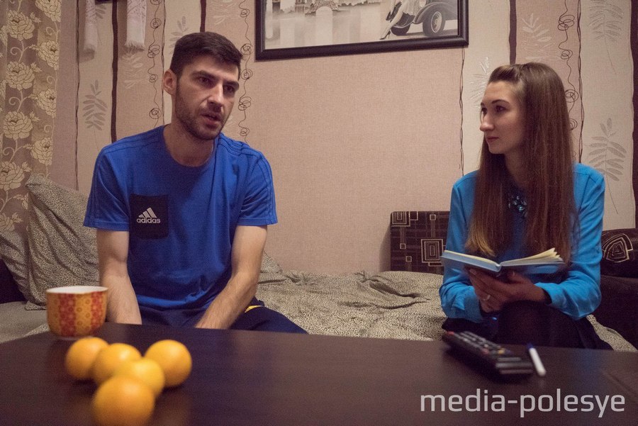 Ала Віктаровіч падчас интэрв’ю з футбалістам Аляксандрам Красіем