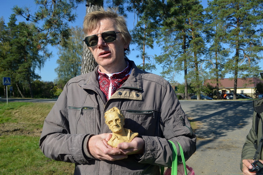 Гэнік Лойка з макетам бюста Алеся Адамовіча.
