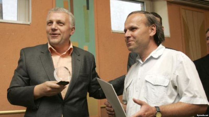 Геннадий Барбарич (справа) получает премию имени Дмитрия Завадского за 2007 год