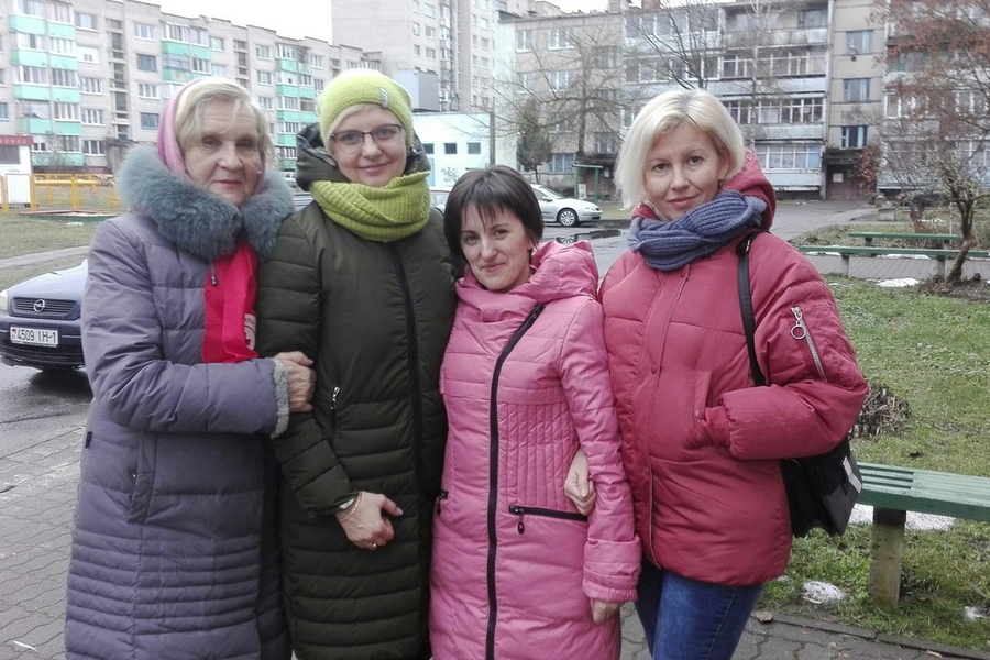 Старшыня Лунінецкай філіі ГА “БАЖ” Алена Насковіч і карэспандэнт штотыднёвіка “Информ-прогулка” Таццяна Качаноўская разам з супрацоўнікамі раённай арганізацыі Чырвонага Крыжа Таццянай Кацуба і Ірынай Ганчаровай