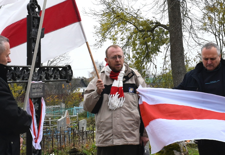 Ля магілы Віктара Каліноўскага — ідэйнага натхняльніка паўстання 1863 года. Уладзімір Хільмановіч у цэнтры, 27.10.2018 г.