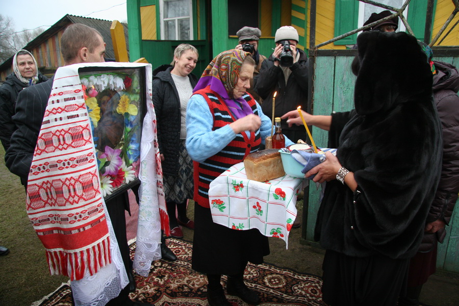 Перанос свячы ў Вяляцічах (Барысаўскі раён, Мінская вобл.), 2012 г. Фота Алены Ляшкевіч Перанос свячы ў Вяляцічах (Барысаўскі раён, Мінская вобл.), 2012 г. Фота Алены Ляшкевіч