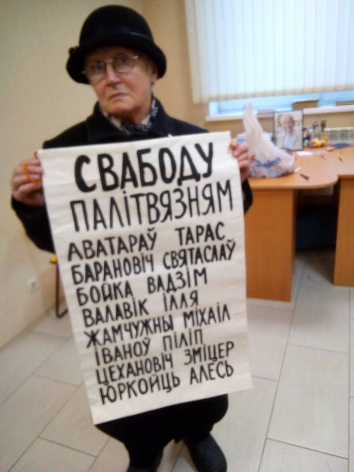 Спадарыня Ніна Багінская з тым самым плакатам у рэдакцыі "Новага Часу"