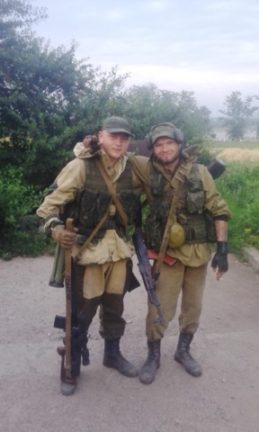 Дзяніс Глазкін (справа) на Данбасе ў складзе батальёну “Спарта”.