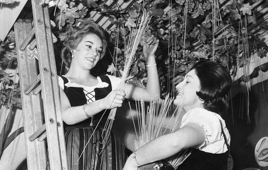 Во время сбора "урожая спагетти", 1961 год © Keystone/Hulton Archive/Getty Images Во время сбора "урожая спагетти", 1961 год © Keystone/Hulton Archive/Getty Images