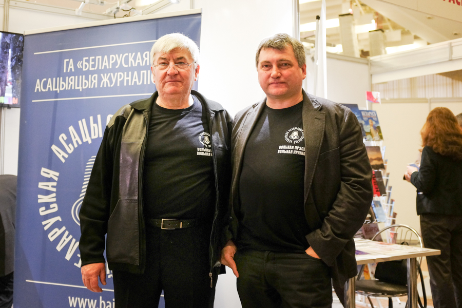 Редактор журнала «Абажур» Владимир Дзюба и председатель ОО «БАЖ» Андрей Бастунец
