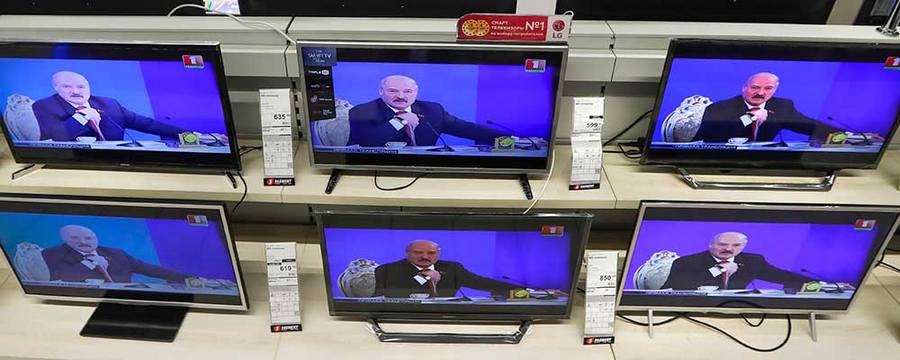 Президент Беларуси Александр Лукашенко на экранах телевизоров в магазине во время брифинга в Минске (Беларусь), 3 февраля 2017 года. Недавно правительство усилило контроль над новостными сайтами и социальными сетями. (Фотография Associated Press / Сергей Гриц)
