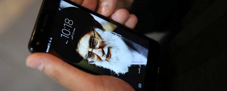 Мужчина использует свой мобильный телефон с фотографией верховного лидера Ирана аятоллы Али Хаменеи в Тегеране (Иран), 13 октября 2017 года. Правительство в последние годы усилило интернет и цифровую цензуру, включая запреты на социальные сети и телефонные приложения. (Фотография Associated Press / Вахид Салеми)