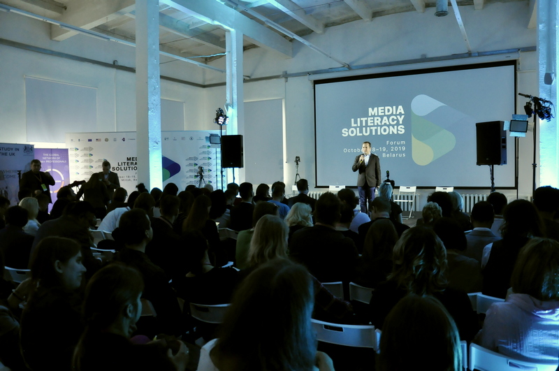 Удзельнікаў Форума вітае ад імя Digital Communication Network Франак Вячорка