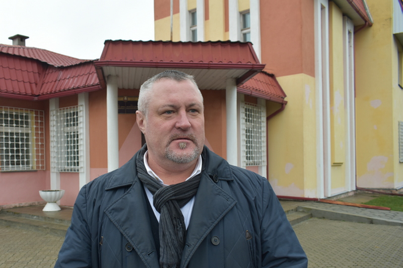 Леанід Судаленка каля суда