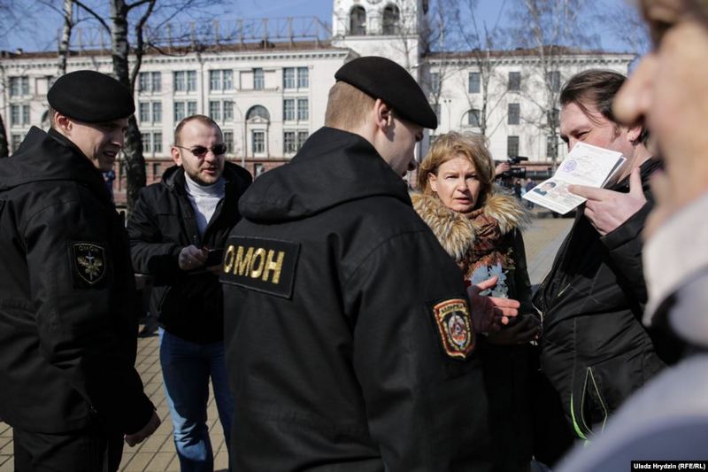 Сотрудники милиции проверяют документы во время акции 25 марта в Минске. Фото Владимира Гридина, "Радио Свобода"
