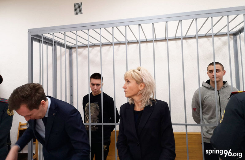 Іван Комар і Мікіта Емяльянаў у судзе Иван Комар и Никита Емельянов в суде