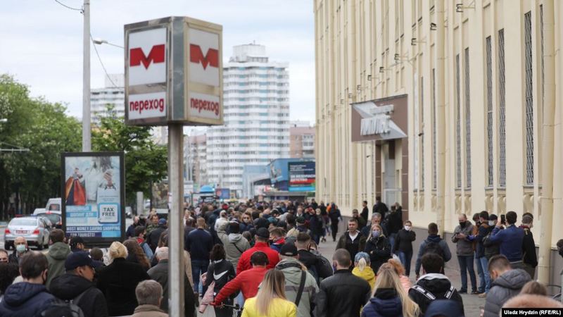 Чарга на пікеты альтэрнатыўных кандыдатаў на менскай Камароўцы. Фота: Уладзь Грыдзін