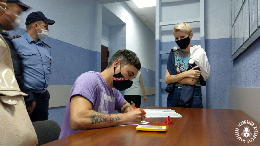 In court. Right - Siarhei's wife, journalist Alesia Latsinskaya. Photo: by Viktar Masalovich